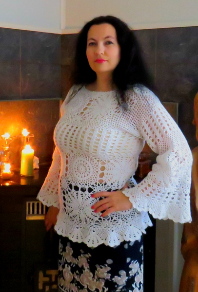 Modeles lomā. Sandra demonstrē savu tamborēto tuniku.