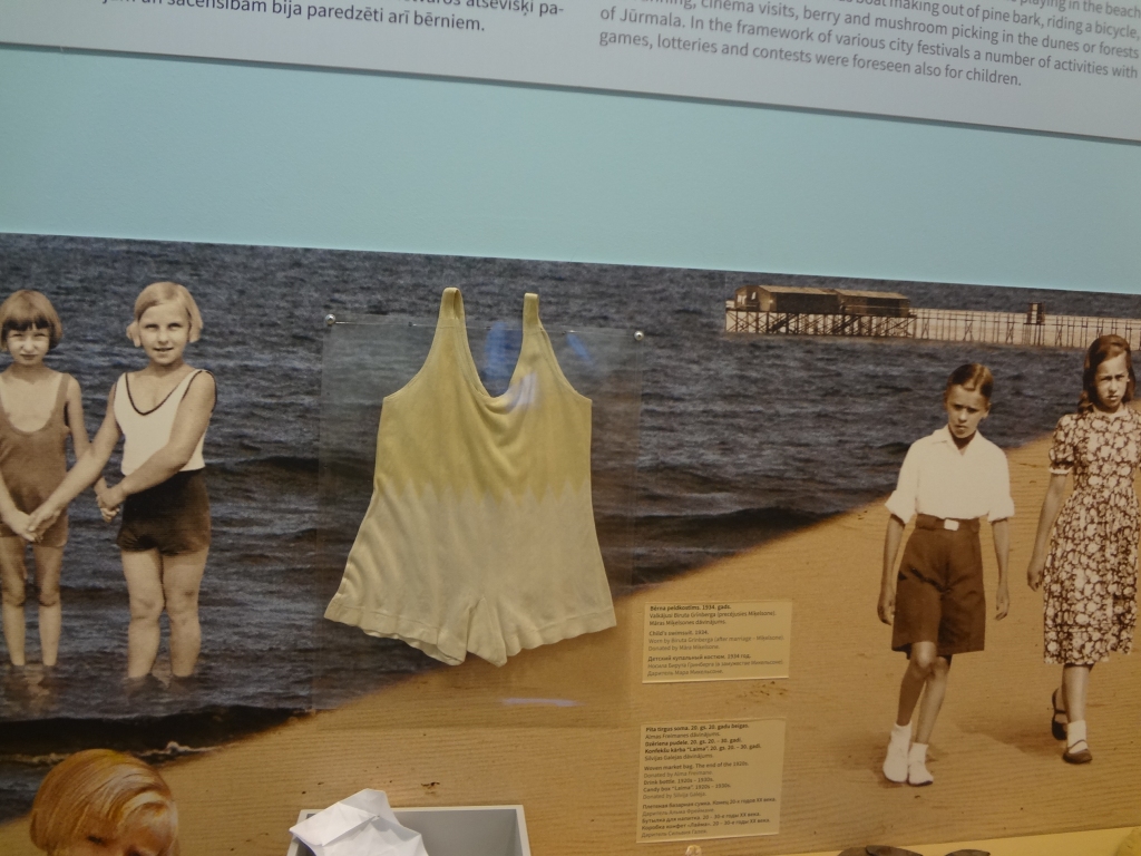 Viens no vecākajiem eksponātiem. Uzraksts pie peldkostīma vēstī: “Bērna peldkostīms. 1934. gads. Valkājusi Biruta Grīnberga (precējusies Miķelsone). Māras Miķelsones dāvinājums.”
Autors: Ināra Sudare