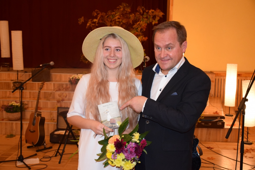 ĪPAŠA TIKŠANĀS. Guntars Račs bija priecīgs, pirmo reizi sejā ieraugot meiteni no savas grāmatas vāka, šajā tēlā iejūtas jaunjelgaviete Linda Korbute.
Autors: Elita Brovacka