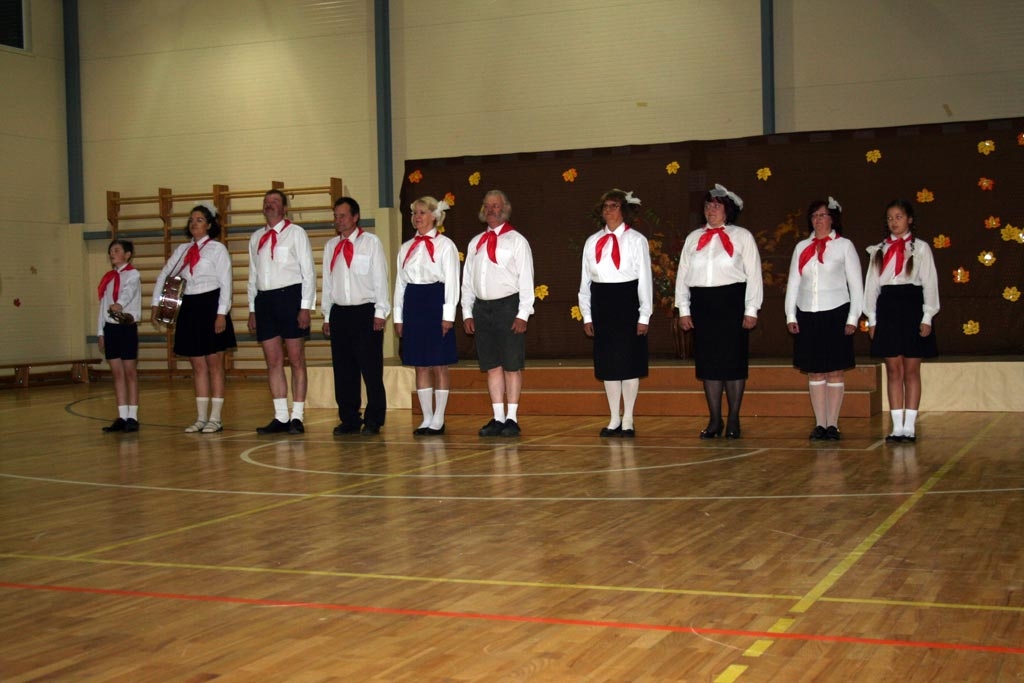 ARĪ TĀDI BIJA LAIKI. Skolu jubilejā sveic Vietalvas amatierteātra kolektīvs.
Autors: Aivara Sineļa foto