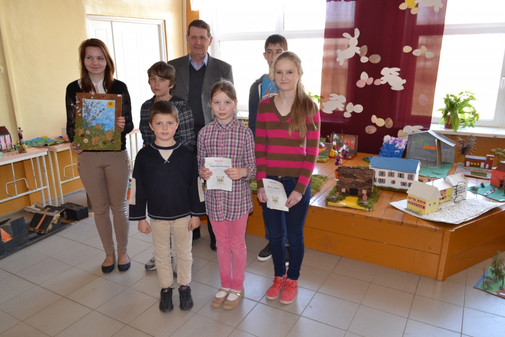 Ārsts un mūziķis Andris Kristons ar Bebru  pamatskolas skolēniem.
Autors: no “Staburaga” arhīva