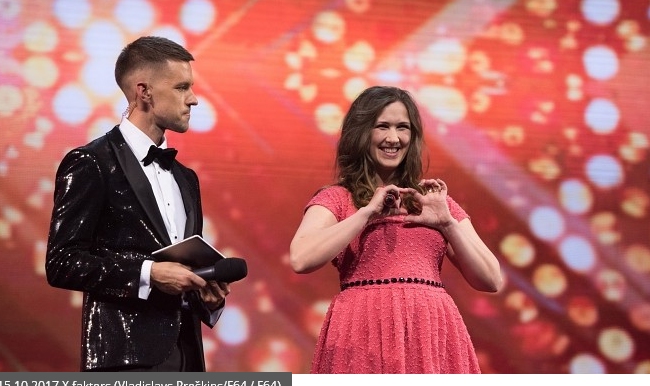 Līga Rīdere. 15. oktobra vakarā ”X faktora” fināla sērijā dziedāja dziesmu “ Vēl nav par vēlu”. Visi 12 pretendenti izpildīja dziesmas, kas stāsta par viņiem pašiem.
Autors: “X faktors”, Vladislavs Proškins/F64