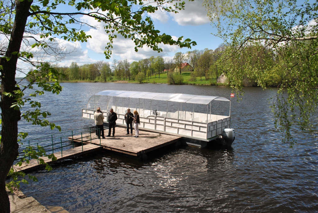 VAIRS NAV MOTORA. Nozagtā motorlaiva ar jumtu, kas pazīstama kā kuģītis “Vīgante”, tika atrasta, taču  vairs nav 12 000 eiro vērtā motora. Līdz šim ar “Vīganti” tika vizināti tūristi maršrutā Likteņdārzs—Kokneses pilsdrupas—Pērses upe—Likteņdārzs, Staburags—Vīgantes parks, notika ekskursijas arī uz Oliņkalnu Pļaviņās, “Liepkalniem” un Aizkraukli. Braucienu papildināja kapteiņa Ulda Albiņa stāstījums.
Autors: no “Staburaga” arhīva