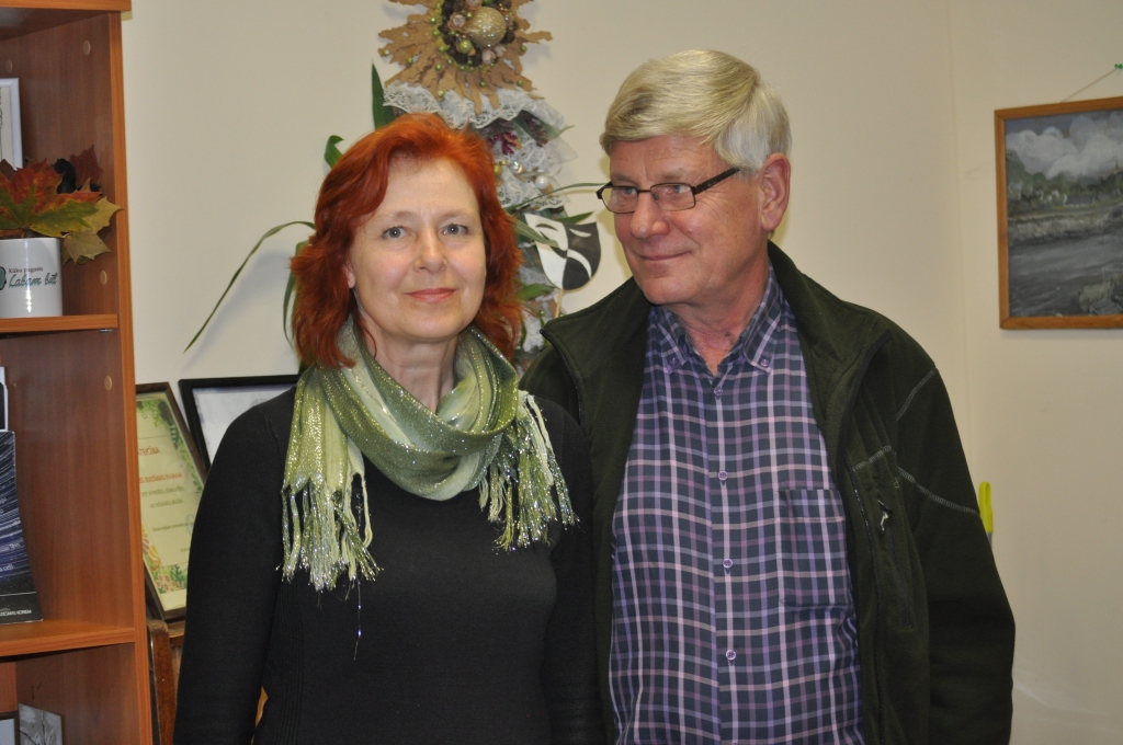 LAIMĪGA ĢIMENE — latviete Dzidra un soms Matiass. Fotografējoties nevaru neievērot, ar cik siltu skatienu Matiass uzlūko sievu, un viņa visu mūsu sarunas laiku smaida.
Autors: Elita Brovacka