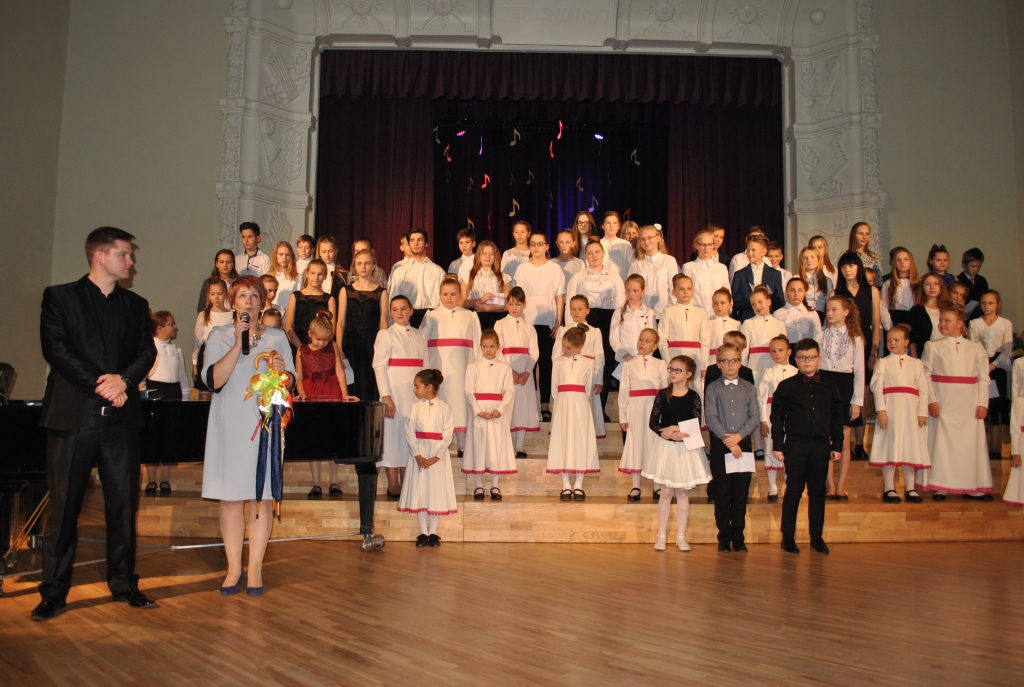 SVĒTKU KORIS kopā ar skolas direktori Ditu Ārguli un Juri Jopi.
Autors: Sandra Pumpure