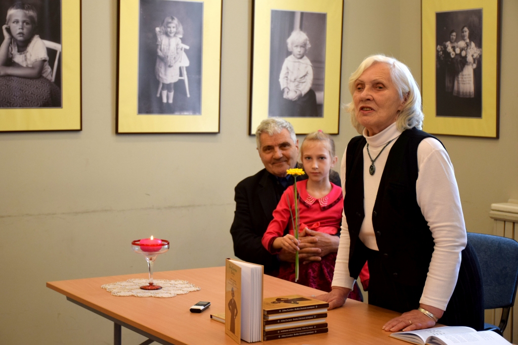 Karikatūrists Dainis Breikšs, Marta un skolotāja Mudīte Plaude grāmatas atvēršanas svētkos.