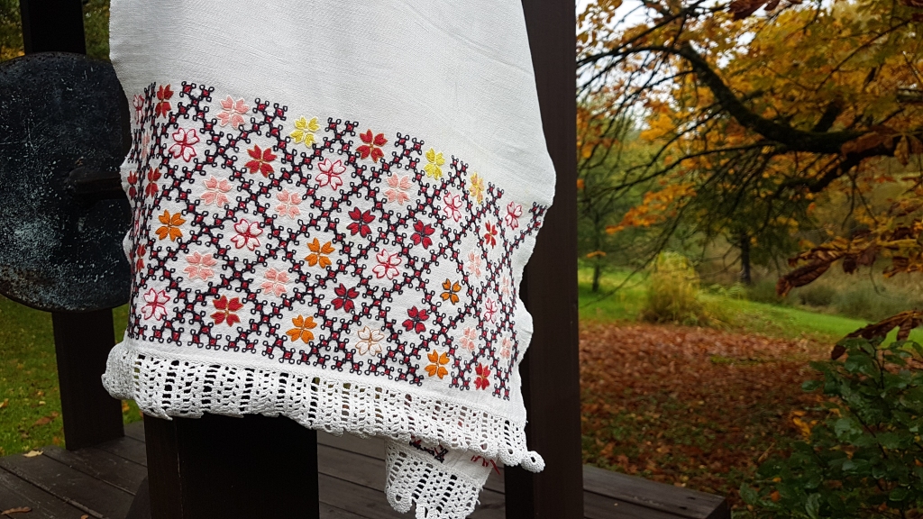 Laimīga ceļa simbols. Ap divus metrus garais dvielis — dāvana bēgļiem no Latvijas.