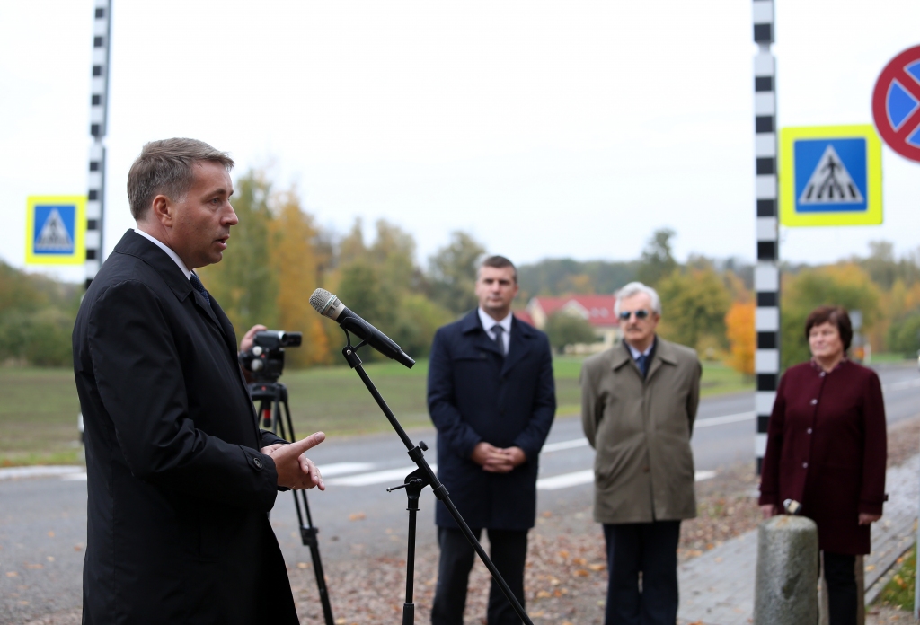 Gandrīz astoņi kādreiz neizbraucami kilometri. Satiksmes ministrs Uldis Augulis (no kreisās), atklājot autoceļa Pilsrundāle—Svitene—Klieņi rekonstruēto posmu.
Autors: no LETA