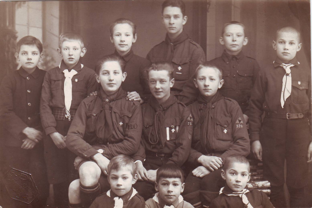 Skauti. Fotogrāfijas otrajā pusē rakstīts: “19. februāris,  1929. gads, Pļaviņās. 120. pulciņš, Klintaines nodaļa, “Vāveres kops” un “Pelēkais sešnieks”. Jānis Zvaigzne — trešajā rindā trešais no labās.
Autors: E. Raguel