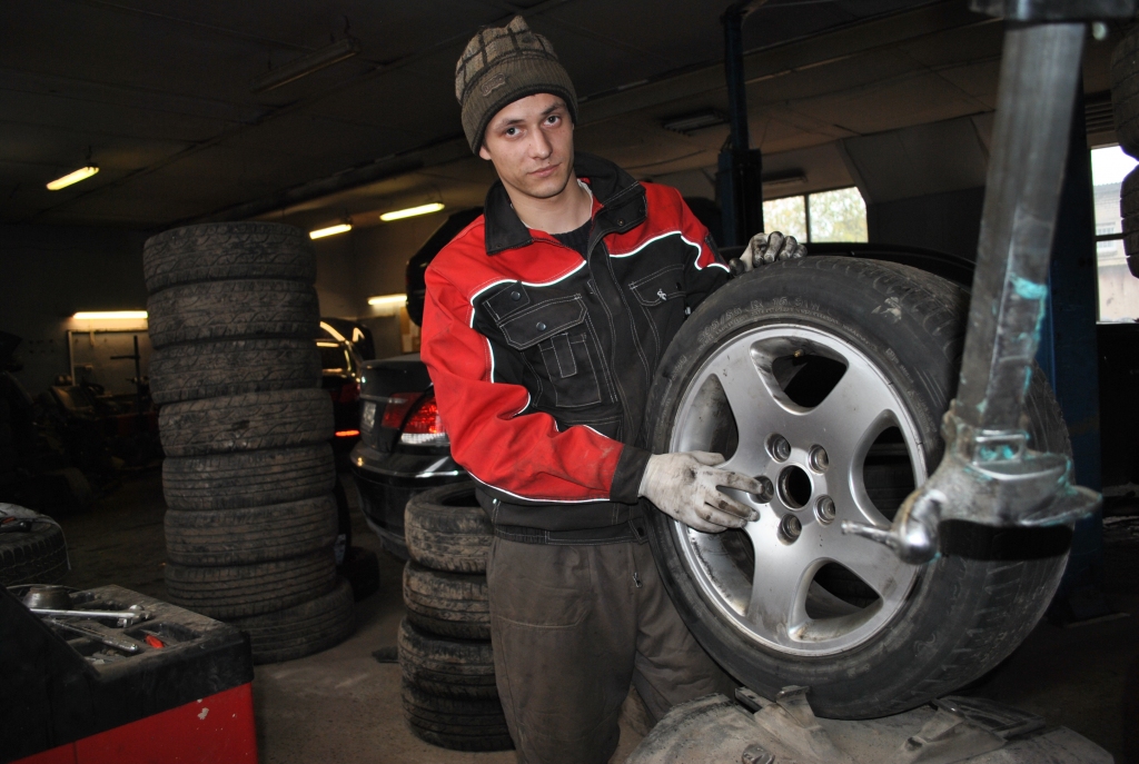 Šodien mierīgāk. Servisa “PK Systems” automehāniķis Lauris Ragiņa atceras nedēļas sākumu, kad līdz ar auksto laiku riepas bija jāmaina visu dienu.
Autors: Imants Kaziļuns