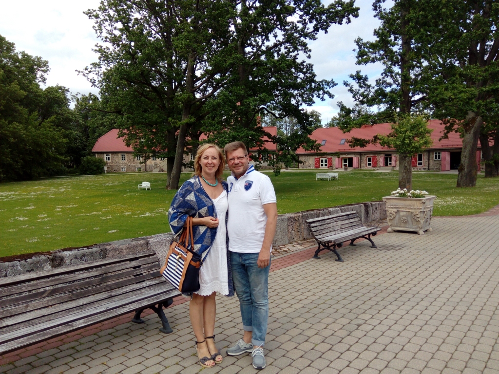 RANKAS MUIŽA — ĻOTI VIESMĪLĪGA VIETA. “Te mēs dzērām kafiju  kopā ar  brīnišķīgajiem saimniekiem,  bet viņu meita mums bija zinoša gide,” atceras Ingrīda Grūbe.
Autors: no Ingrīdas albuma