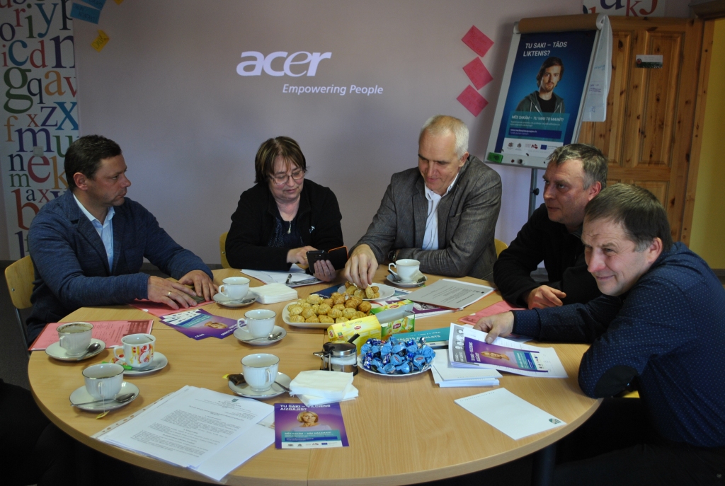 TIKŠANĀS. Uzņēmēji sarunā ar Pļaviņu novada domes priekšsēdētāju Aigaru Luksu (vidū).
Autors: Sandra Pumpure