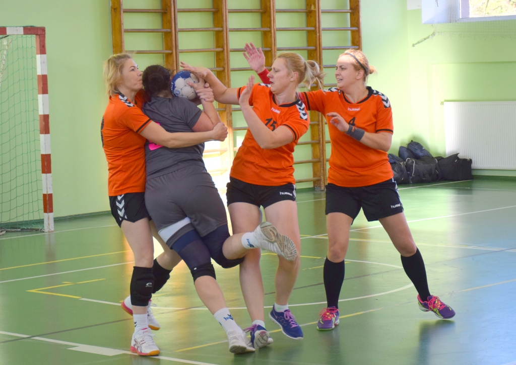 Trīs pret vienu. Skrīveru handbolistes ļoti aktīvi darbojās aizsardzībā un neļāva pretiniecēm brīvi tikt pie metiena.
Autors: Ginta Grincēviča