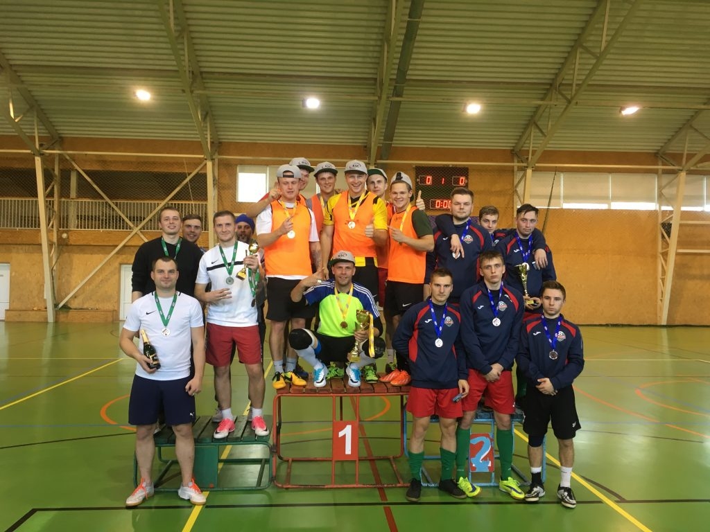 Godalgotais trijnieks. Pirmo vietu Kokneses kausa izcīņas sacensībās telpu futbolā izcīnīja Pļaviņu spēlētāju komanda “Karjers”, otrajā vietā — “TFK Lats”, trešajā — vienība “Zlatana asaras”.
Autors: no Kokneses sporta centra