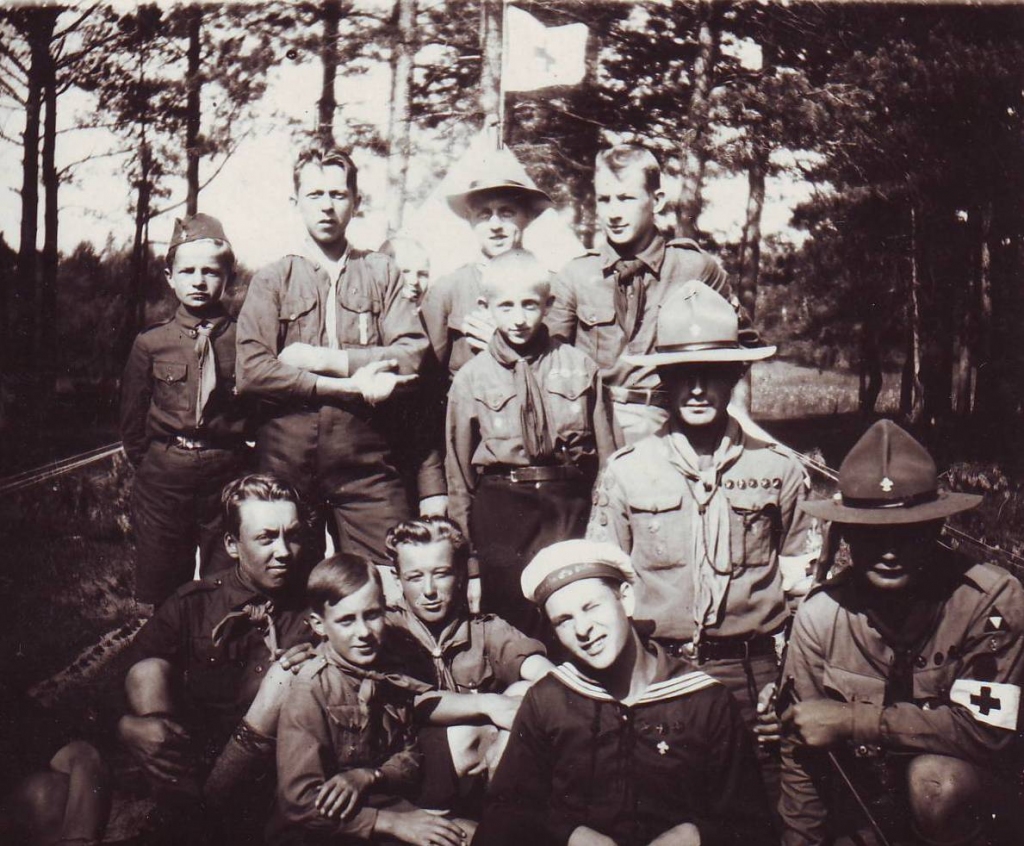 Daugavas novada skautu rudens nometnē Krustpilī 1931. gada 9. augustā. Jānis Zvaigzne — priekšplānā jūras skauta formā.
Autors: no Ineses Zvaigznes ģimenes arhīva. Autors nezināms