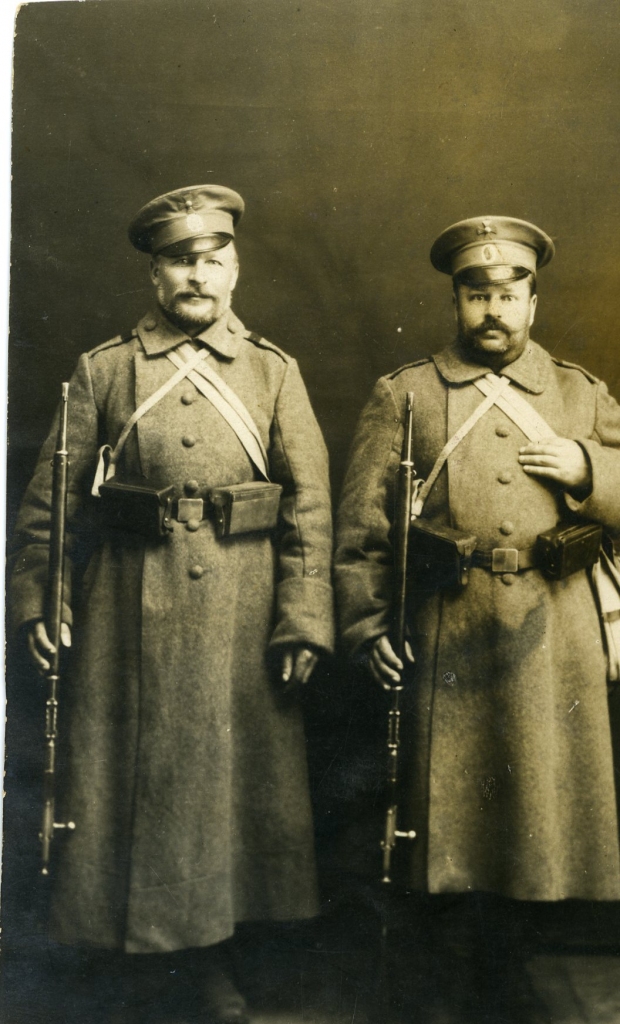 Krievu armijas karavīri Koknesē. Fotogrāfijai otrā pusē uzraksts krievu valodā — par piemiņu A. Bērziņai no K. Dombrovska.