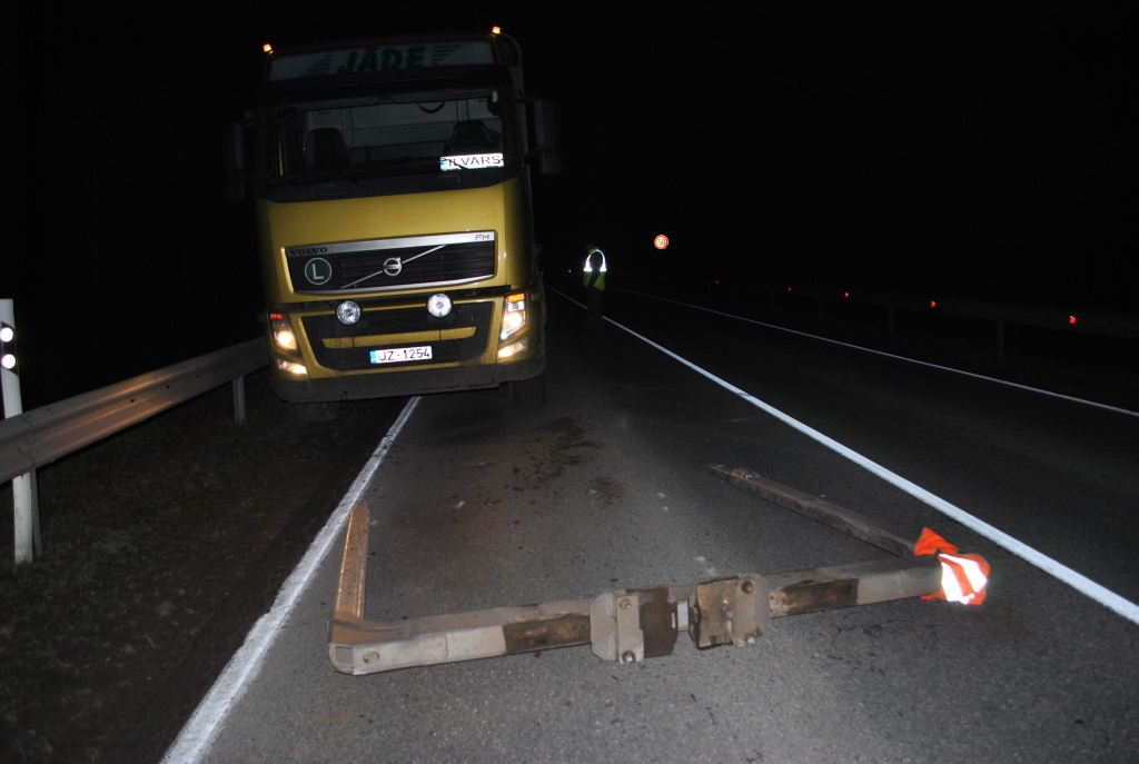 ATGRIEŽAS NOTIKUMA VIETĀ. Baļkvedēja vadītājs nepamanīja, ka uz Pļaviņu apvedceļa nokrita metāla statne, kas domāta baļķu atbalstīšanai, par to viņam pa rāciju paziņoja cits šoferis. Apbraucis loku, viņš apstājās pie statnes un gaidīja policiju.