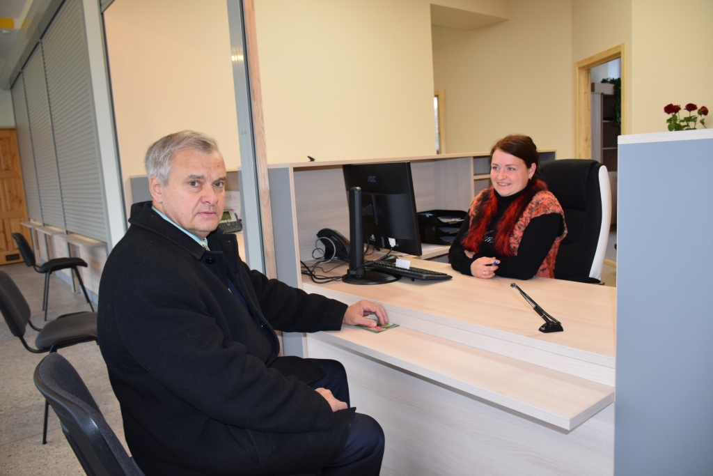 IEDZĪVOTĀJU ĒRTĪBAI DAUDZI PAKALPOJUMI VIENUVIET. Jauno Aizkraukles novada valsts un pašvaldības vienoto klientu apkalpošanas centru atzinīgi novērtē Neretas novada domes priekšsēdētājs Arvīds Kviesis, viņam par to stāsta centra speciāliste Baiba Rušiņa.