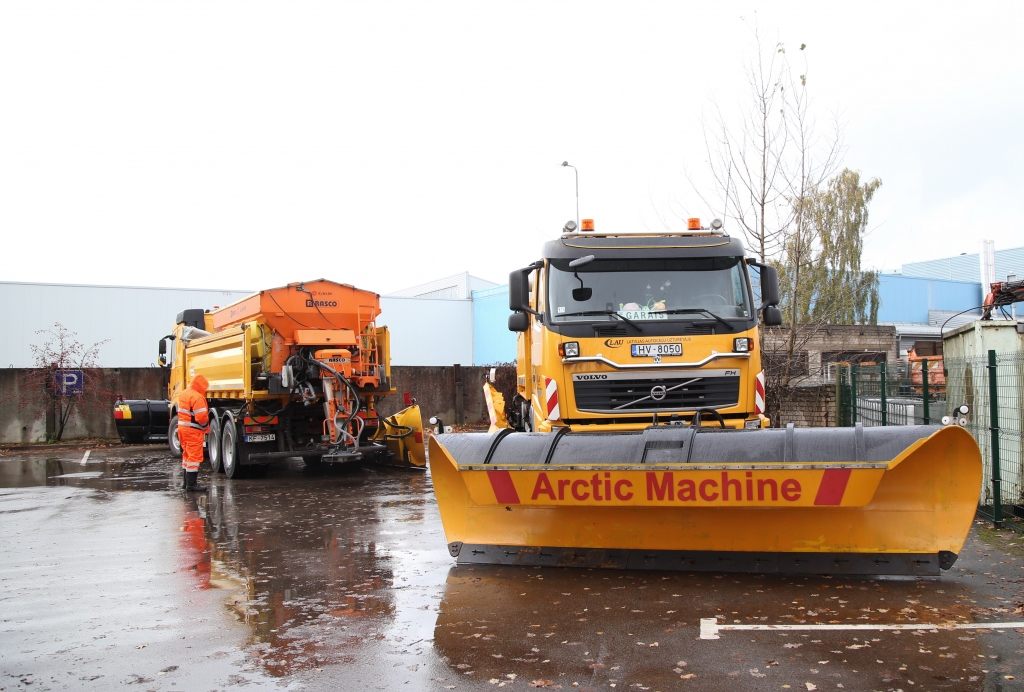 ZIEMAS GAIDĀS. Pirms ziemas ceļu uzturēšanas darbu sākšanas VAS “Latvijas autoceļu uzturētājs” veica darbinieku instruēšanu un kalibrēja ziemas tehniku. Aizkraukles nodaļā šogad iegādāta arī jauna tehnika ceļu kopšanai.
Autors: Paula Čurkste (LETA)