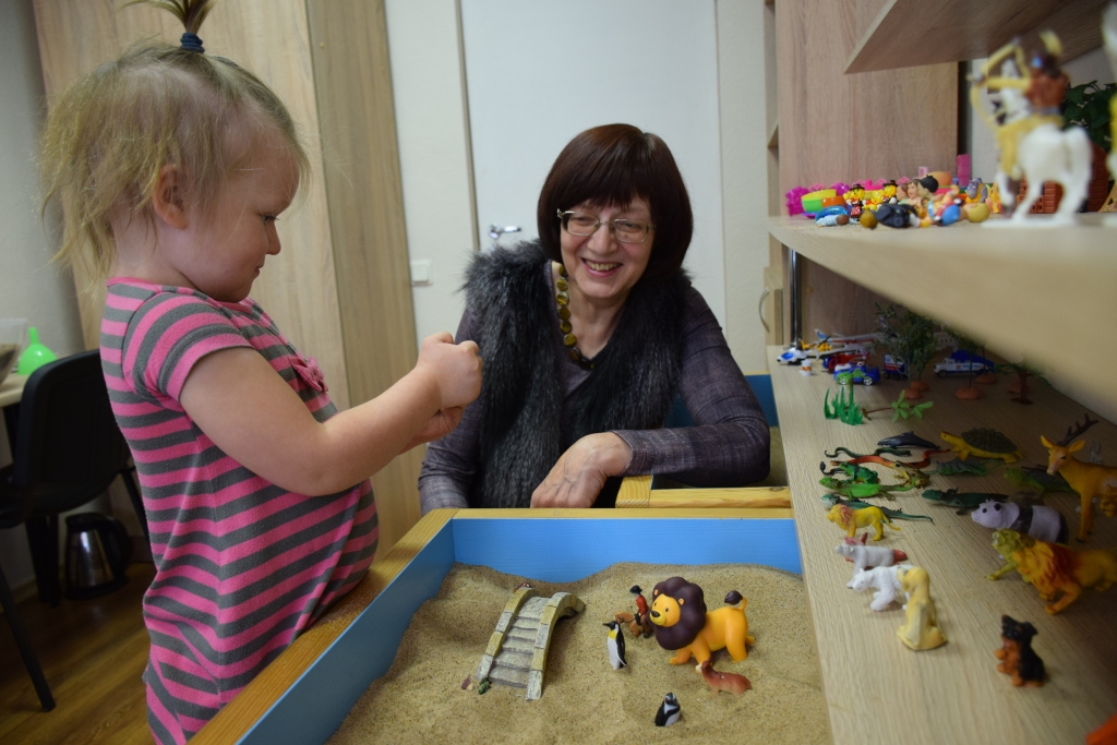 Vairāku pedagoģijas metožu praktizētāja Valija Daudze Aizkrauklē atvērusi smilšu un graudu spēļu kabinetu.
Autors: Inga Patmalniece