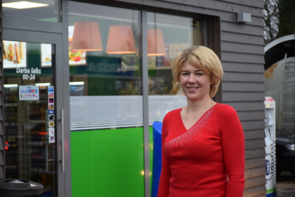 Medniece un hadboliste. Ikdiena Anitai Apsītei paiet 
“Viršu-A” degvielas uzpildes stacijā Skrīveros, kur viņa ir vadītāja.
Autors: Inga Patmalniece