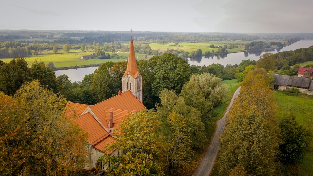 Aizkraukles evaņģēliski luteriskā baznīca no putna lidojuma. 
Edgara Šulca (Valsts kultūras pieminekļu aizsardzības inspekcija) foto