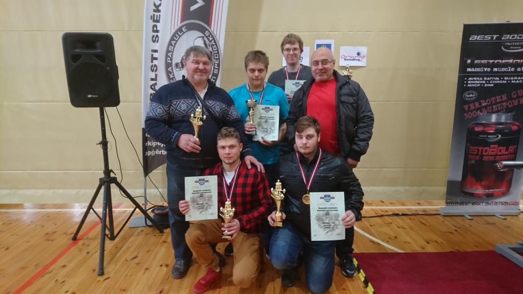 Aizkraukles novada sporta centra godalgoto sportistu komanda: pirmajā rindā no kreisās — Lauris Pojasņikovs un Oļegs Kudrjavcevs, otrajā rindā no kreisās — Dainis Reinholds, Dainis Limanovskis, Gints Reinholds un Staņislavs Rasims.
Autors: no sportistu albuma