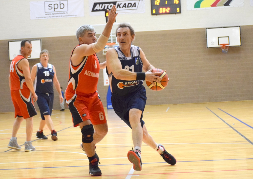 Tik viegli garām nelaidīšu! Basketbola vienība “Aizkraukle” cīnījās godam, tomēr pirmo šīs sezonas spēli beidza ar zaudējumu.
Autors: Ginta Grincēviča