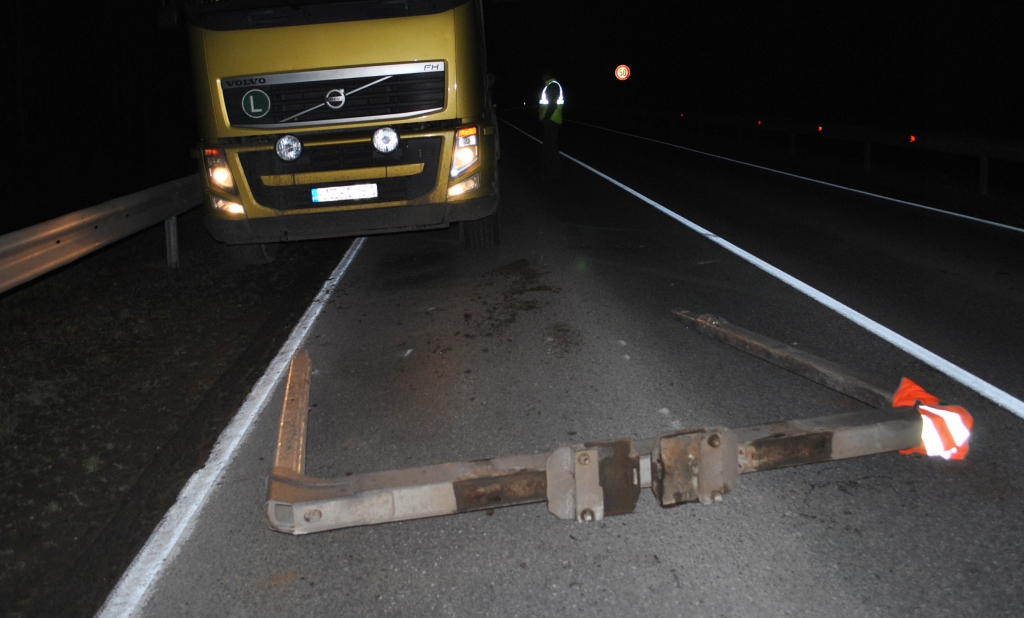 ATGRIEŽAS NOTIKUMA VIETĀ. Baļkvedēja vadītājs nepamanīja, ka uz Pļaviņu apvedceļa nokrita metāla statne, kas domāta baļķu atbalstīšanai, par to viņam pa rāciju paziņoja cits šoferis. Apbraucis loku, viņš apstājās pie statnes un gaidīja policiju.
Autors: Guna Mikasenoka