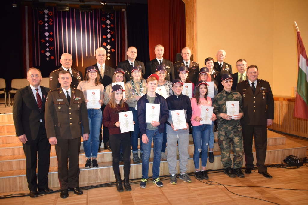 Augsim Latvijai! Biedrības “Latvijas ģenerāļu klubs” pārstāvji ar orientēšanās sacensību uzvarētājiem. Komandā “Jauktie vilki” apvienojušies jaunieši no dažādām organizācijām — mazpulcēni, jaunsargi, skauti un gaidas.
Autors: Ginta Grincēviča