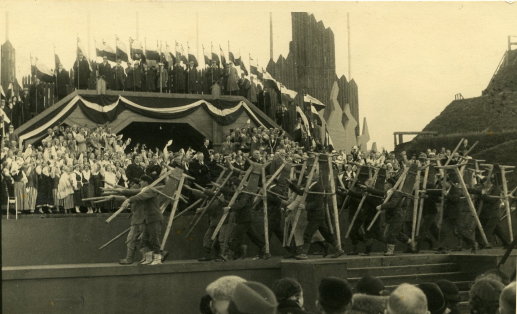 Svētku parāde. Gar valstsvīriem soļo zemnieki.
Autors: no Aizkraukle Vēstures  un mākslas muzeja arhīva