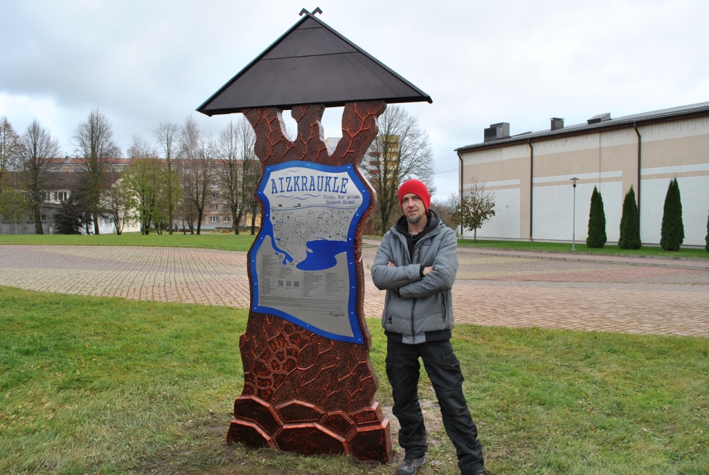 Lakoniski par Aizkraukli. Metālmākslinieks Ants Brimerbergs radījis vizuāli pievilcīgu un interesantu informatīvo stendu Aizkrauklē.