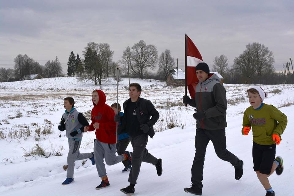 PATRIOTISKS PASĀKUMS. Jaunjelgavas novada iedzīvotāji Lāčplēša dienā lāpu nesīs cauri visam novadam, bet pievakarē, tāpat kā pērn, dosies lāpu gājienā līdz Daugavmalai Jaunjelgavā.
Autors: no “Staburaga” arhīva