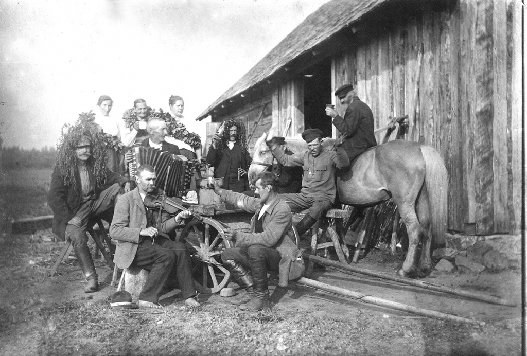 Jāņu svinības Klintaines “Kastaiņos”. Vijoli spēlē Jāņa tēvs Andrejs Zvaigzne.
Autors: no Ineses Zvaigznes ģimenes arhīva