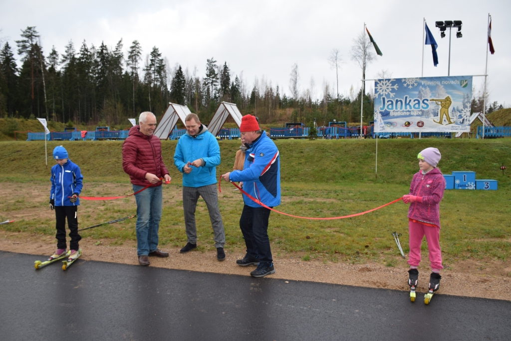 SVINĪGI ATKLĀTS jaunais rolleraplis. No labās — Jānis Eiduks, Gundars Upenieks un Aigars Lukss.