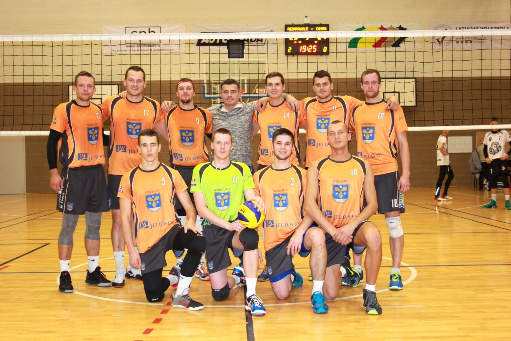 Vienība “VK Aizkraukle” šosezon spēlē jaunā sastāvā, komandu atstājuši daži vecie spēlētāji, kuru vietā nākuši jauni. Trenera godā šogad ticis komandas spēlētājs Raimonds Dzenis (otrajā rindā otrais no labās).
Autors: Ginta Grincēviča