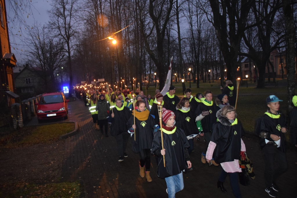 Latvijas nākotnes gaismas nesēji. Jaunjelgavā uz svinīgo stēlas atklāšanu lāpu gājienā devās vairāk kā 300 jauniešu no visas Latvijas.