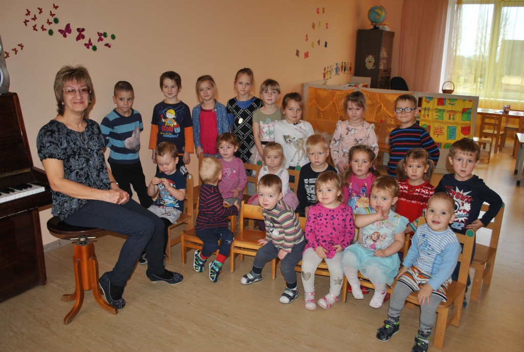 KOPĪGS ANSAMBLIS. Maija ar saviem audzināmajiem — lieliem un maziem dziedātājiem.
Autors: Sandra Pumpure