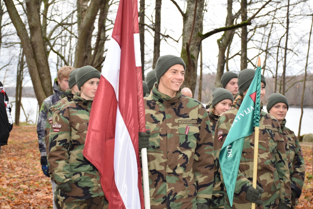 Uz Lāčplēša dienas pasākumu Likteņdārzā bija ieradušies Pļaviņu jaunsargi. Viņu instruktors Imants Kravalis ar lepnumu par saviem audzēkņiem sacīja: “Jaunsargi piedalīšanos šādos pasākumos uztver kā pašsaprotamu, tāpēc mēs visos valstij svarīgākajos pasākumos tuvākajā apkārtnē piedalāmies. Viņiem ir sapratne, ka ir atbildīgi par to vietu, kur dzīvo, un arī par Latviju kopumā. Viņi saprot — ja valsts būs jāaizstāv, tad tas būs jādara ne tikai armijas karavīriem, tā visiem, un viņi, varbūt pat nebūdami karavīri, pratīs to darīt.” I. Kravalis uzsvēra, ka viņa audzinātajiem jaunsargiem ir arī dziļākas zināšanas vēsturē nekā daudziem viņu vienaudžiem un, ja šiem jauniešiem pajautās, kas ir Lāčplēša diena, viņi bez minstināšanās varēs atbildēt.
Autors: Guna Skaistkalne