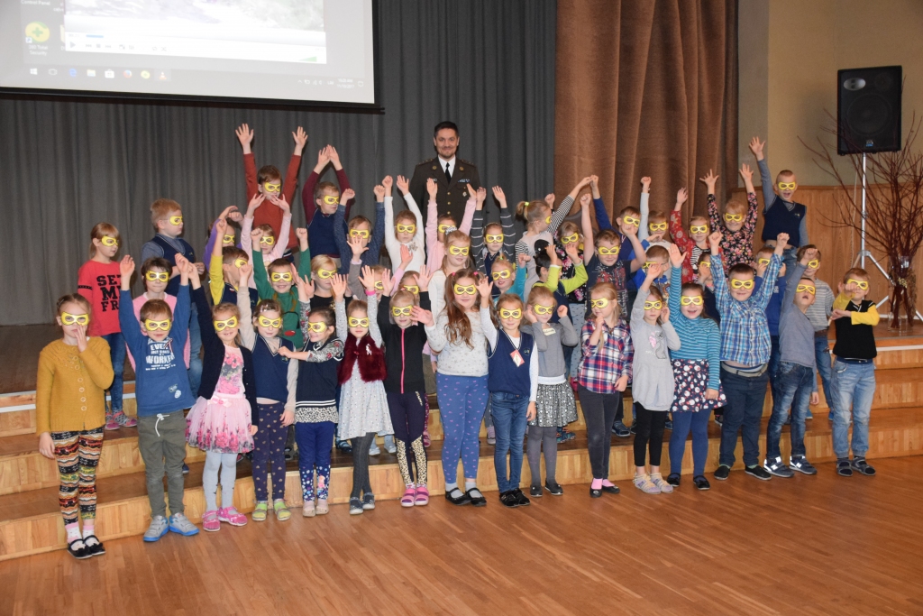 Drošība pirmajā vietā! Aizkraukles novada vidusskolas pirmklasnieki kopā ar supervaroni Aleksandru Sotņikovu.
Autors: Ginta Grincēviča