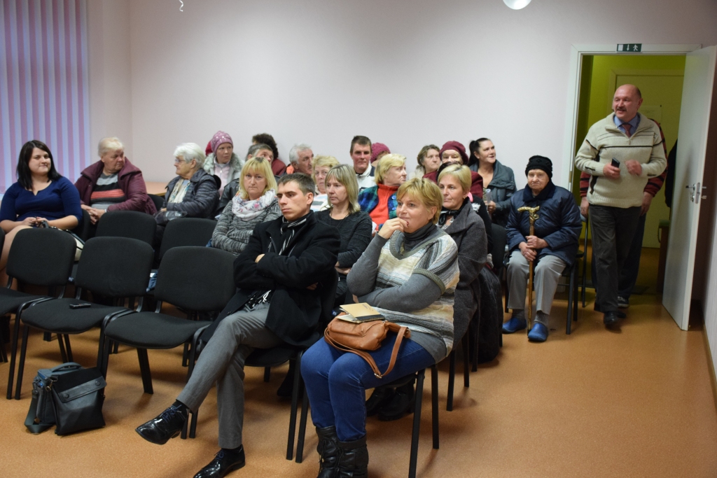 Instrukcijas taurkalniešiem. Par ūdensapgādes niansēm gatavs runāt Ziedonis Jankužs (pie durvīm no labās).
Autors: Imants Kaziļuns