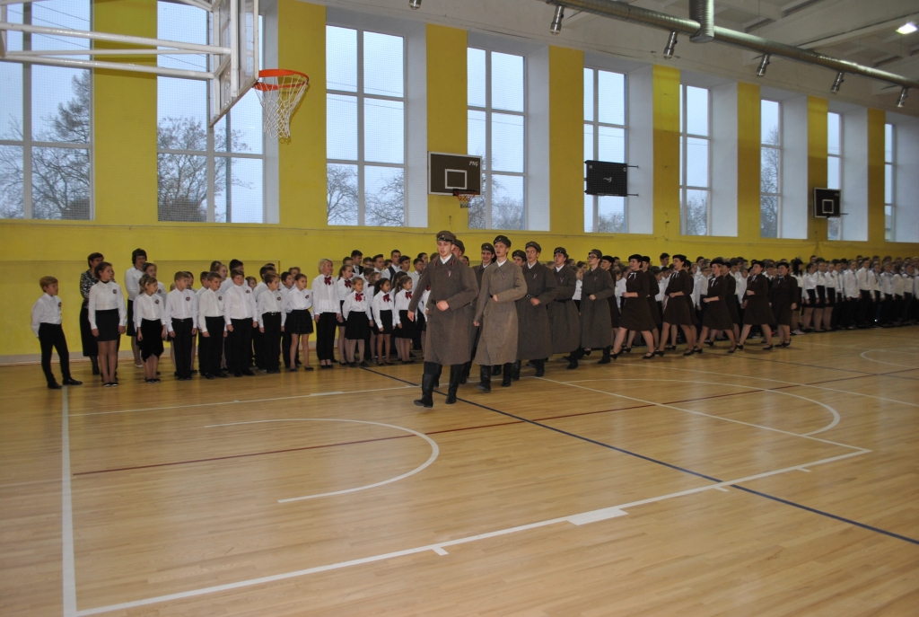 DROŠS SOLIS UN SKATS. 12. klases skolēni ar saviem tērpiem ierindas skatē radīja īpašu gaisotni.
Autors: Sandra Pumpure