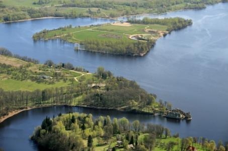 Daugavas un Pērses satekas ainava ar Kokneses viduslaiku pilsdrupām un parku.