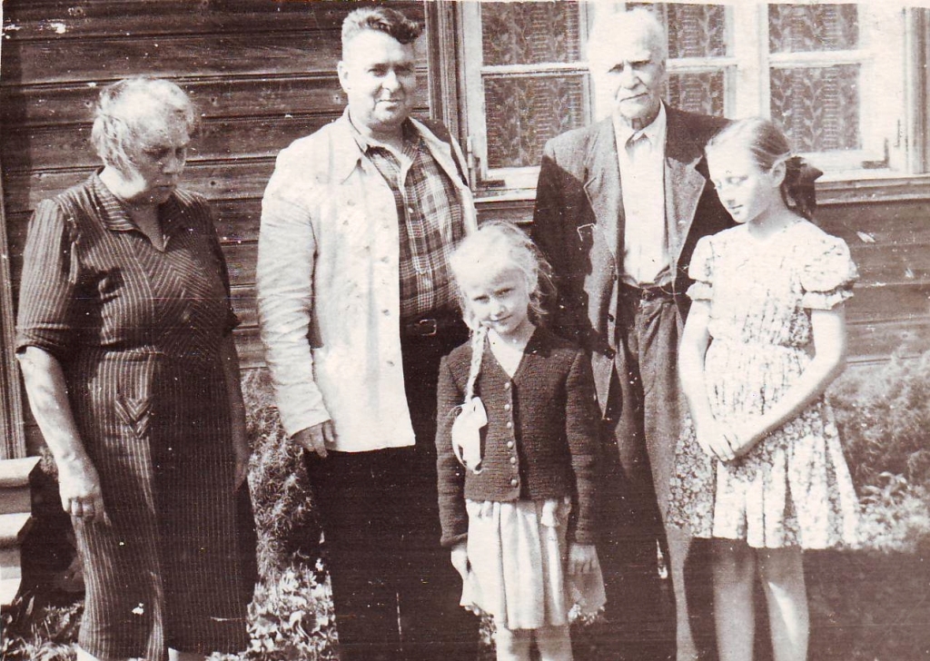 Ciemos pie drauga ģimenes “Skaldulejās”. Attēlā — Zelma Štrāle, Jānis Zvaigzn, Kārlis Štrāls ar mazmeitām Ainu un Gaidu.
Autors: no Ineses Zvaigznes ģimenes arhīva