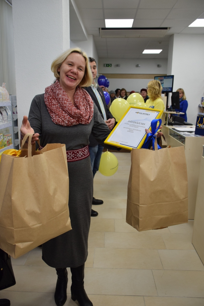 VĒRTĪGAS DĀVANAS. Aizkraukles specializētās pirmsskolas izglītības iestādes “Saulīte” vadītāja Sarmīte Kruglova priecājas par “Mēness aptiekas” sarūpēto dāvinājumu bērniem, arī par vitamīniem, tējām, jautrajiem zobu birstīšu turētājiem, atstarotājiem un sedziņām.
Autors: Evita Apiņa