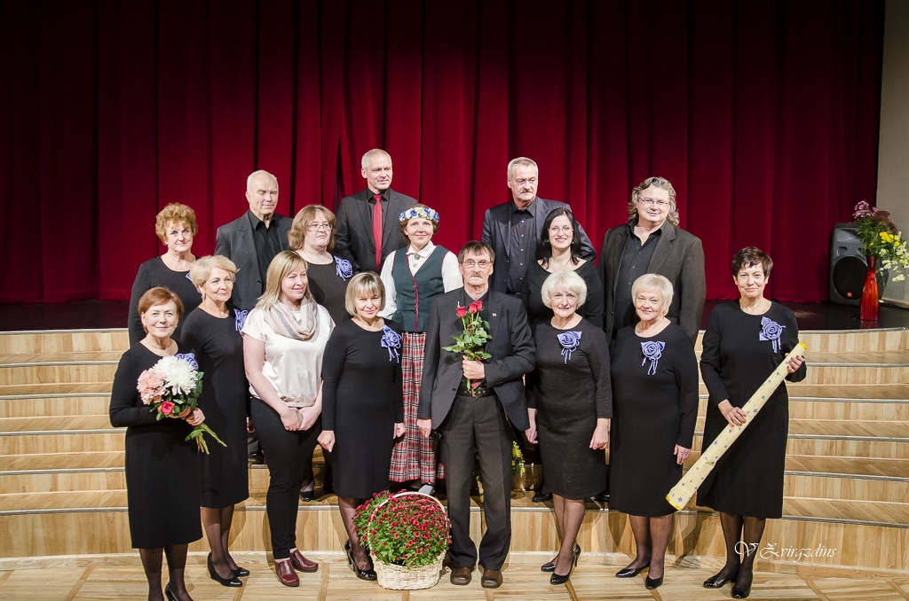 Janīna Zolotorenko, ansambļu “Spīdala” un “Es atnākšu” vadītāja (pirmajā rindā no kreisās), ar saviem dziedātājiem un dziesmu mūzikas autoru Alfonu Krūmiņu (pirmajā rindā vidū).
Autors: Valdis Zvirgzdiņš