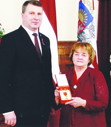 Kornēlija Reisnere Latvijas dzimšanas dienā pērn no Valsts prezidenta Raimonda Vējoņa saņēma Latvijas Atzinības krustu par mūža ieguldījumu Latvijas skatuviskās dejas mākslas attīstībā un Dziesmu un deju svētku tradīciju saglabāšanā.
Autors: no personīgā albuma