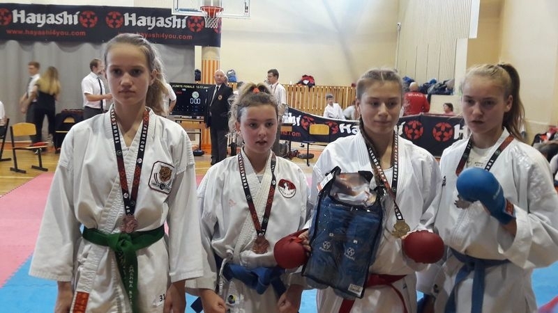 BRONZAS MEDAĻU karatē turnīrā Tukumā šoreiz izcīnīja karatē kluba “Kadzan” sportiste Amanda Estere Reimarte (no kreisās).
Autors: no kluba “Kadzan”