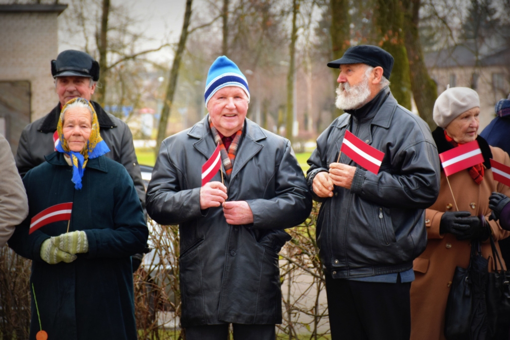 Neretas tirgus laukumā norisinājās mācību atklāšanas pasākums un mācību dalībnieku parādes maršs.  To ar interesi vēroja Neretas novada ļaudis, jo ko tādu redzēt Neretā gadās reti.
Autors: Imants Kaziļuns
