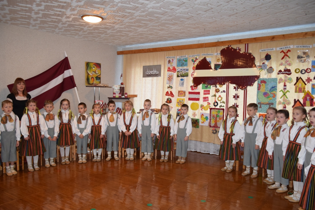 Ar dziesmām, dejām un svētku kliņģeri Aizkraukles pirmsskolas izglītības iestādē “Ausekītis” nosvinēta Latvijas dzimšanas diena.
Autors: Guna Mikasenoka